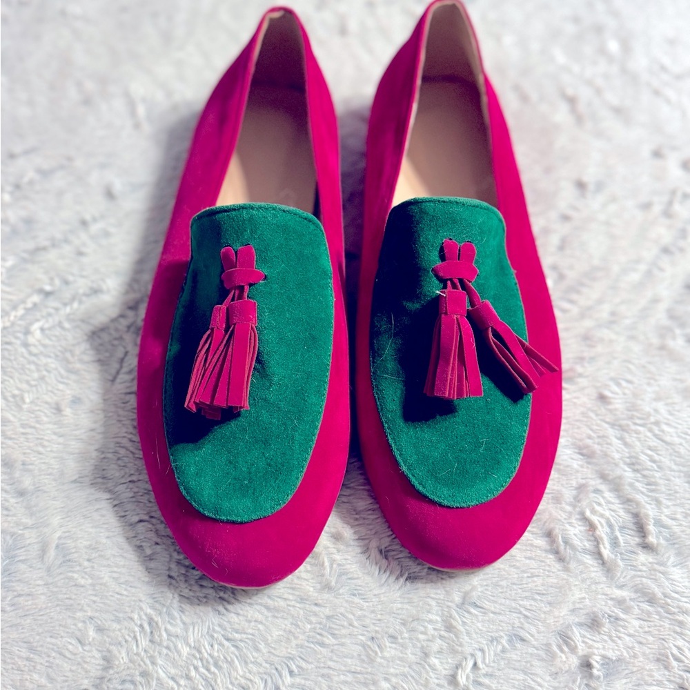NWOT Cute fuchsia/forest green flat with tassel